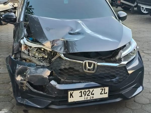 Kecelakaan, Brio yang Disopiri Elvis Pemain Persijap Ringsek Ditabrak Truk
