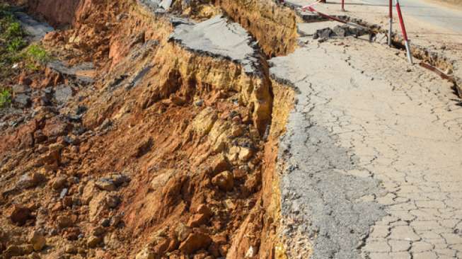 Semarang Dilanda 3 Bencana dalam 2 Hari: Longsor, Tanah Ambles, dan Puting Beliung