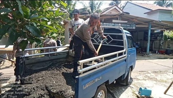 Rumah Warga Ambruk di Ajibarang, Polresta Banyumas Datang Bawa Bantuan