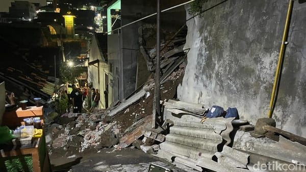 Hujan Deras Sebabkan Rumah Warga di Semarang Ambruk, Dapur Rata dengan Tanah