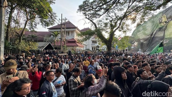 Seribu Warga Kawal Jalannya Aksi Damai di DPRD Kota Malang
