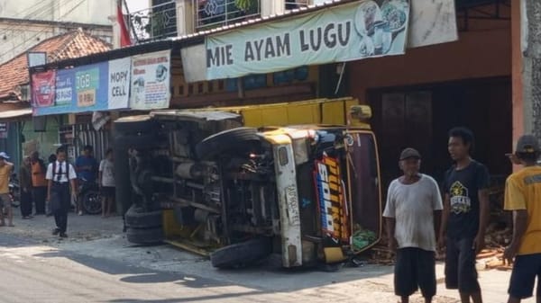 Truk Muatan Ketela Terguling dan Hantam Warung Mi Ayam di Trucuk Klaten