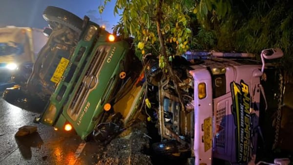 Warga Kaget Dengar Dentuman, Dua Truk Terguling di Tanjakan Lemahabang Semarang