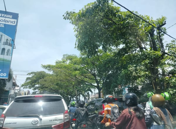Arus Lalu Lintas di Jalan Suhat Kota Malang Padat Merayap