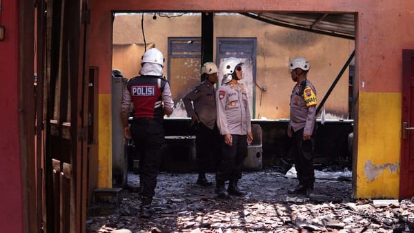 Kebakaran Toko Kelontong di Troketon, Seorang Warga Alami Luka-Luka