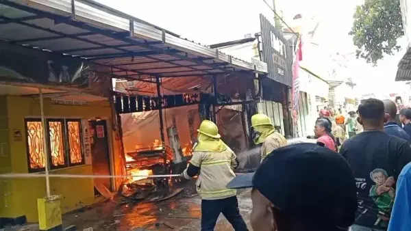 Diduga Akibat Ledakan Travo, Rumah dan Toko Percetakan di Magelang Terbakar Habis