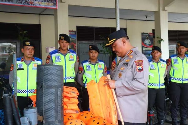 Cek Kesiapsiagaan, Kapolresta Cilacap Pastikan Peralatan SAR dalam Kondisi Siap Pakai