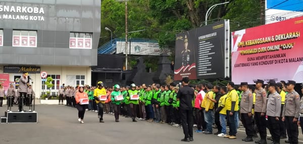 Polresta Malang Kota Gelar Apel Kebangsaan Bersama Ojol, Bagikan Helm ke Peserta