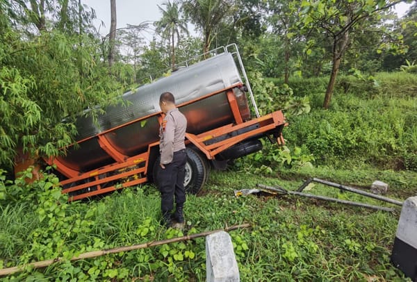 Truk Tangki Susu Terperosok di Jalan Licin Sidoharjo Wonogiri, Polri Turun Bantu Evakuasi