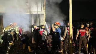 Sat Samapta Polres Klaten Padamkan Kebakaran di Trucuk, Bahan Handycraft Ludes