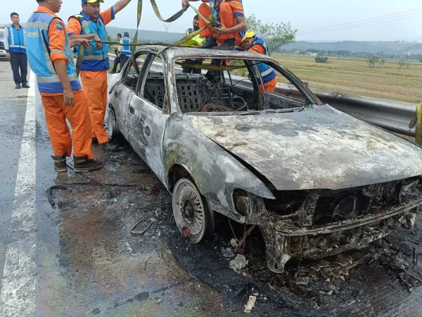 Hindari Maut, Dua Penumpang Loncat Saat Mobil Terbakar di Tol Semarang–Batang