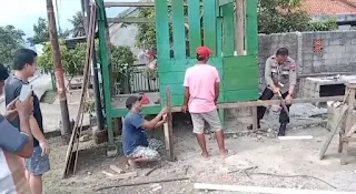 Peduli Keamanan Lingkungan, Polsek Banyumas Ajak Warga Gotong Royong Bangun Pos Kamling