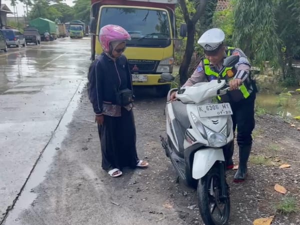 Motor Mogok Terendam Banjir, Polresta Pati Turun Tangan Bantu Warga di Pantura Batangan