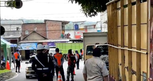 Belasan Truk dan Angkot Terjaring Razia dalam Operasi Gabungan Keselamatan di Jalan Rajasa