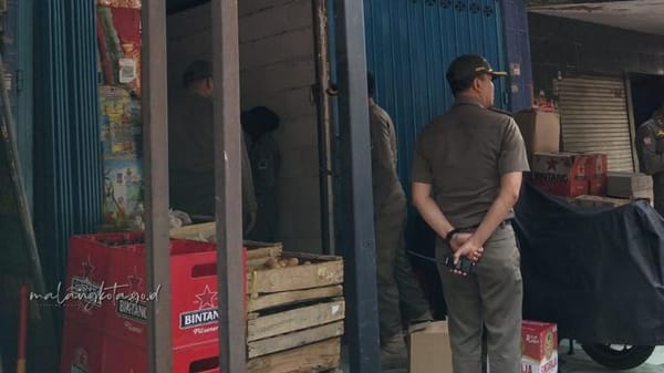 Satpol PP Amankan 260 Botol Minuman Keras Ilegal dari Dua Toko di Malang