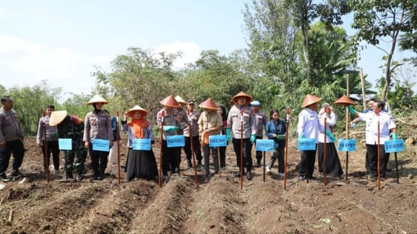 Dukung Ketahanan Pangan, Polresta Malang Kota Tanam Jagung dan Gelar Pasar Murah