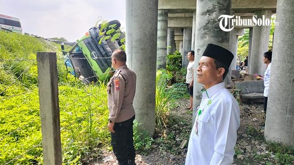 Truk Bermuatan Gypsum 25 Ton Terguling di Boyolali, Diduga Sopir Mengantuk