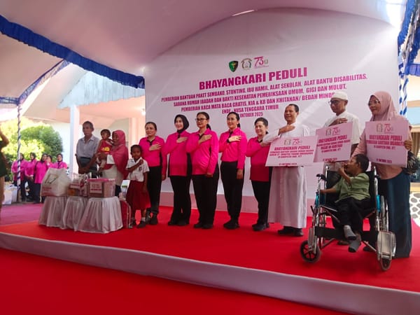 Bhayangkari Tebar 5.000 Paket Bansos Disertai Kegiatan Kesehatan dan Religi di Ende, NTT