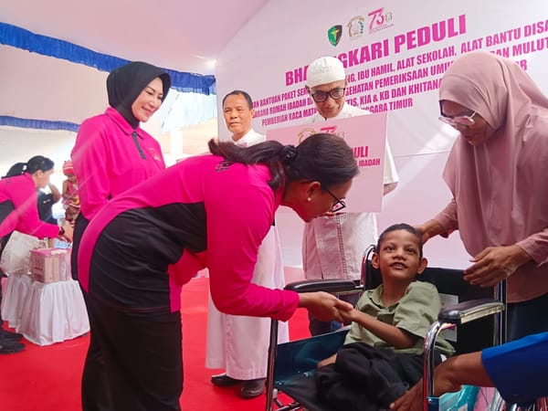 Ketua Umum Bhayangkari Salurkan 5.000 Paket Bansos dan Gelar Bakti Kesehatan di Ende