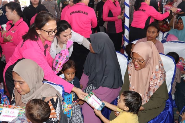 Ketua Umum Bhayangkari Tinjau Bakti Kesehatan di Ende, Warga Sambut Antusias