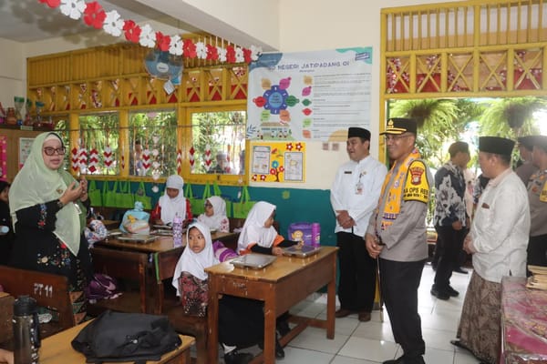 Kapolres Jaksel Tinjau SPPG Polri Pejaten Pastikan Produksi Berjalan Sesuai Standar