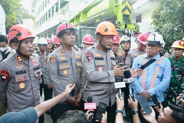 Kapolda Jatim Tinjau Langsung Evakuasi Korban Ambruknya Ponpes Al Khoziny Sidoarjo