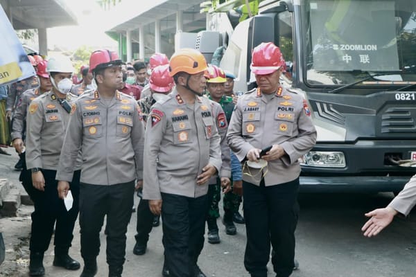 Evakuasi Korban Robohnya Ponpes Al Khoziny, Kapolda Jatim Lakukan Peninjauan