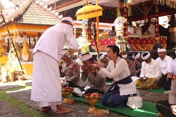 Polda Bali Gelar Piodalan di Pura Linggarcana Polda Bali, Wujud Rasa Syukur dan Harapan.