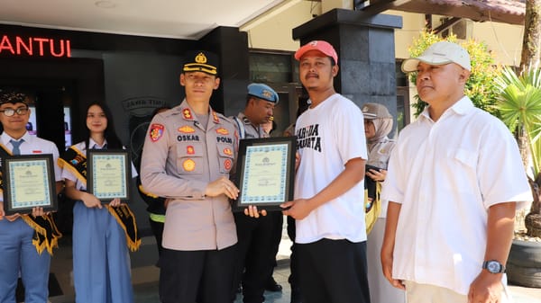 Polresta Malang Kota Tegaskan Kolaborasi Lewat Pemberian Penghargaan kepada Warga