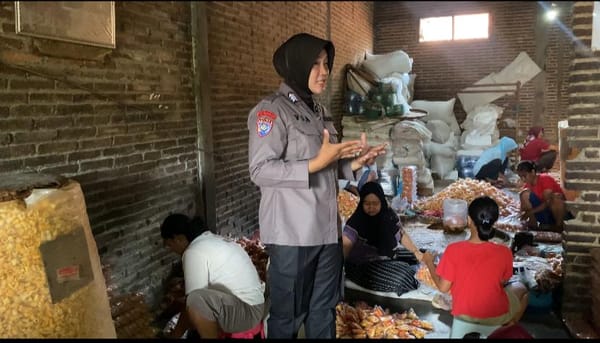 Brigpol Via Ayu Claudia, Bhabinkamtibmas Penggerak Ekonomi Lewat UMKM di Desa Binaan Kudus