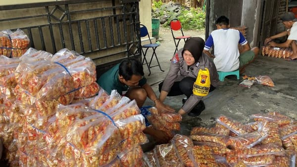 Dorong Kemandirian Warga, Brigpol Via Ayu Claudia Kembangkan UMKM di Desa Binaan Kudus