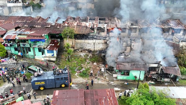 Quick Respon, Polri Turun Tangan Padamkan Kebakaran di Kodam Lama Jayapura