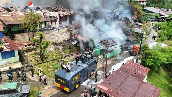 Polri Bergerak Cepat Bantu Pemadaman Kebakaran di Kodam Lama Jayapura