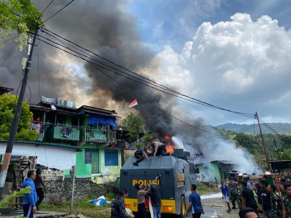 TNI-Polri Bahu Membahu Padamkan Api yang Landa Kompleks Kodam Lama Jayapura