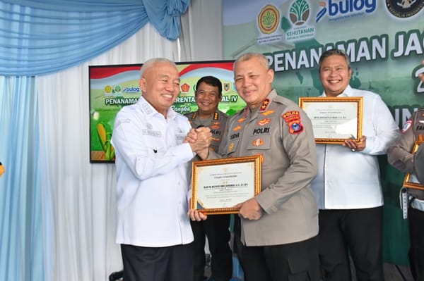 Sukses Wujudkan Swasembada Jagung, Kapolda Kalsel Raih Penghargaan dari Gubernur