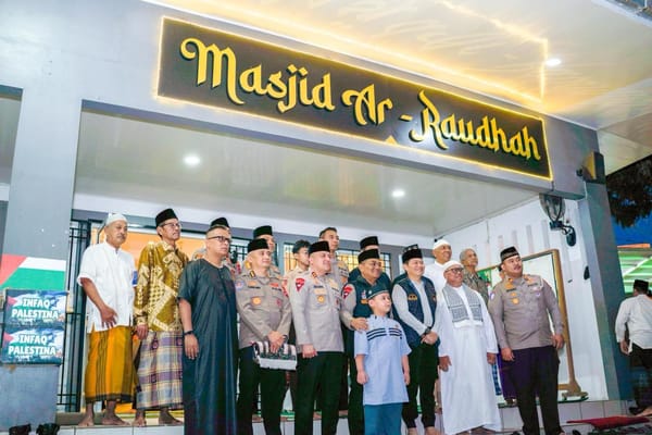 Wakapolda Sumbar Brigjen Pol Solihin Pimpin Gerakan Subuh Berjamaah di Masjid Ar-Raudhah, Tekankan Penguatan Sinergi Masyarakat