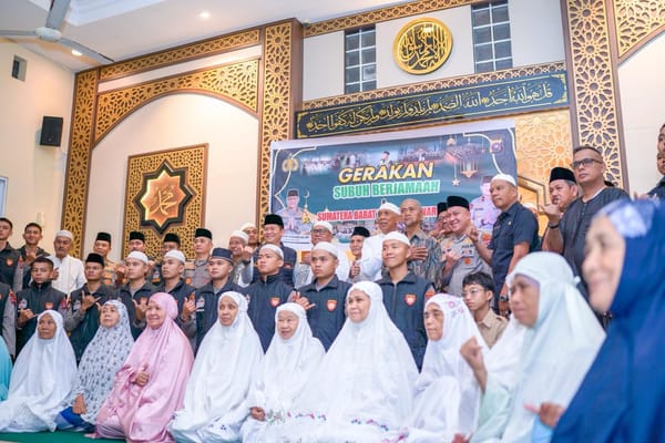 Menyapa Warga Lewat Ibadah: Wakapolda Sumbar Brigjen Pol Solihin Pimpin Gerakan Subuh Berjamaah di Masjid Ar-Raudhah