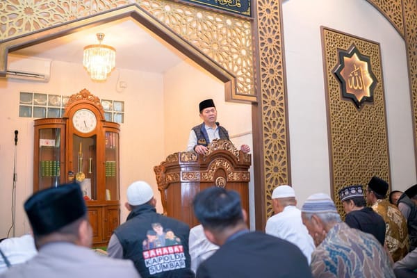 Subuh Jadi Momen Persaudaraan: Brigjen Pol Solihin Bersama Ratusan Jamaah Padang Doakan Keamanan Sumatera Barat