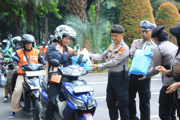 Gelar Jum’at Peduli, Polda Metro Jaya Ajak Komunitas Ojek Online Jaga Jakarta