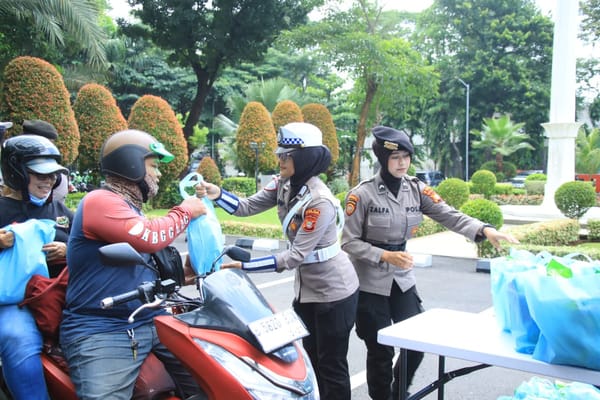 Polda Metro Jaya Rangkul Komunitas Ojek Online Lewat Program Jumat Peduli
