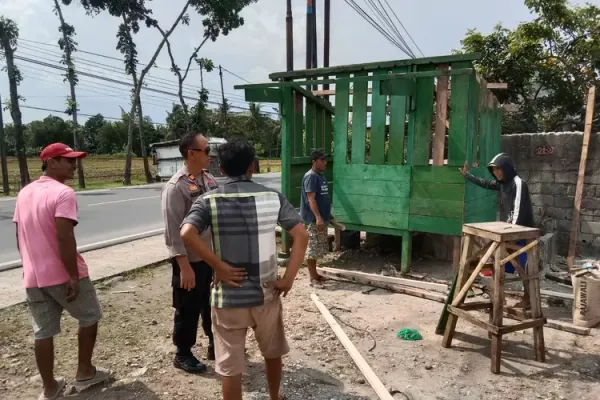 Wujudkan Keamanan Lingkungan, Polisi dan Warga Gotong Royong Dirikan Pos Kamling