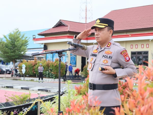 Wujud Apresiasi, Kapolres Barsel Ganjar Penghargaan kepada 4 Personel dan 4 Warga Teladan