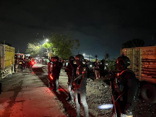 Brimob Amankan Lokasi Anjloknya Kereta Purwojaya di Bekasi