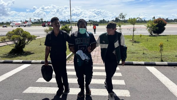 Satgas Damai Cartenz Lakukan Pelimpahan Tahap II Tersangka Yetien Enumbi ke Kejaksaan Nabire