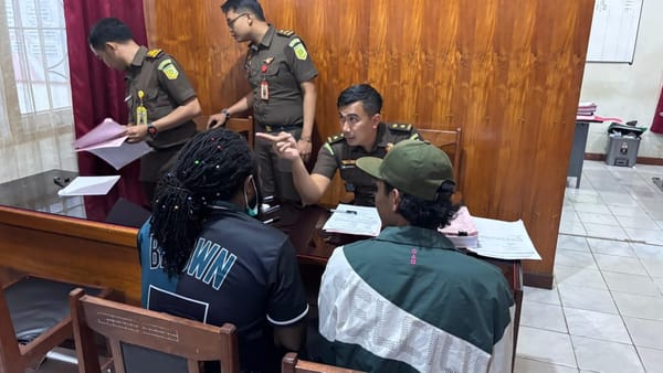 Serah Terima Tahap II, Satgas Damai Cartenz Serahkan Yetien Enumbi dan Barang Bukti di Nabire