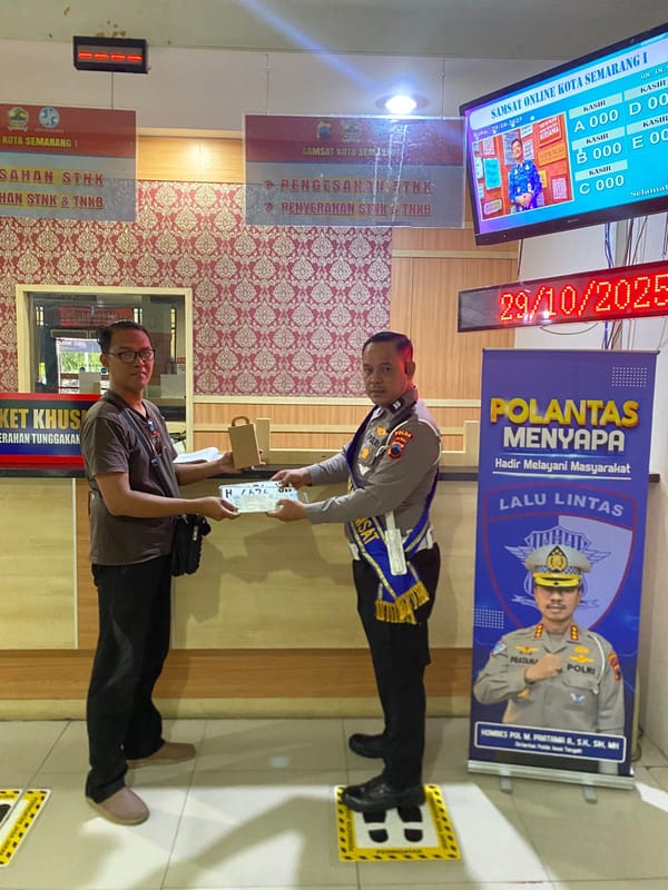 Polantas Humanis: Duta Pelayanan Samsat Semarang 1 Hadiahi Wajib Pajak yang Disiplin Bayar Pajak