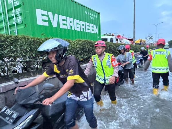 Sigap di Tengah Banjir, Brimob Polda Jateng Berikan Rasa Aman untuk Warga Terdampak