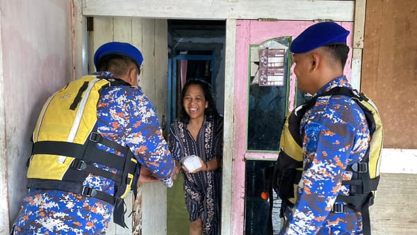 Tim SAR Ditpolairud Polda Jateng Bagikan 100 Paket Makanan untuk Warga Terdampak Banjir