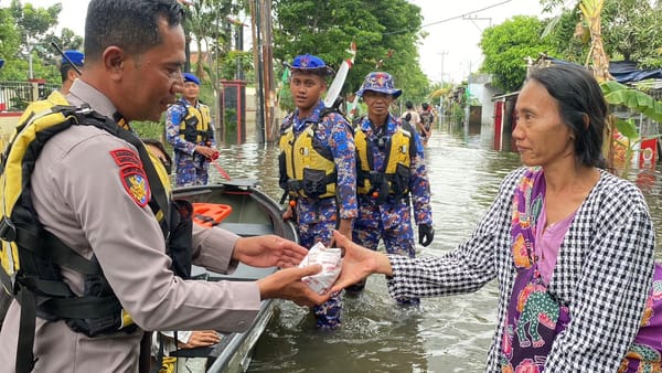 Peduli Korban Banjir, Tim SAR Ditpolairud Polda Jateng Bagikan 100 Paket Makanan untuk Warga
