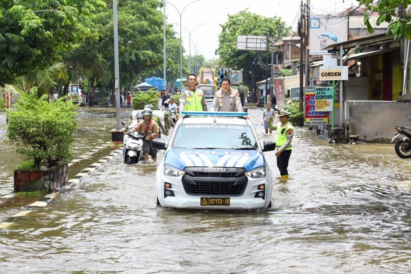 Cek Banjir di Semarang, Kapolda Jateng Tegaskan Pelayanan untuk Warga Diprioritaskan